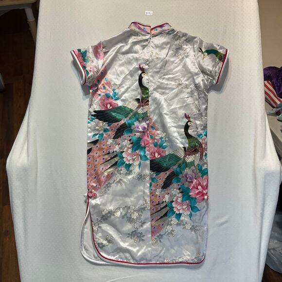 Little girl tradition costume size 5T - 6T White Floral Silky Shiny Short Sleeve - Picture 5 of 5